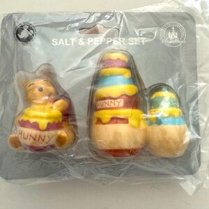 NWT Disney World From The Park Winnie the Pooh Salt & Pepper Shaker Set